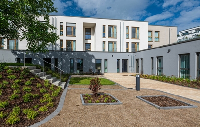 Innenhof vom Haus an der Kirche in Ennepetal von Bethel.regional, in dem Menschen mit seelischen Erkrankungen leben