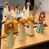 Engelsfiguren auf einem Tisch