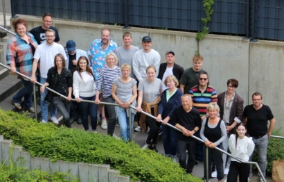 Unterstütztes Wohnen Tiberias Team Gruppenfoto der Einrichtung auf einer Treppe