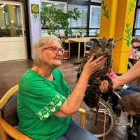 Frau streichelt eine Eule