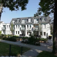 Das Haus Luisenstraße in Höxter von Bethel.regional. Ansicht vom Wall mit Garten und Balkonen.