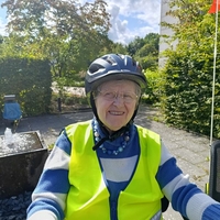 Frau auf einem E-Dreirad