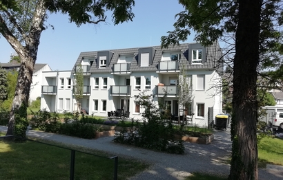 Das Haus Luisenstraße in Höxter von Bethel.regional. Ansicht vom Wall mit Garten und Balkonen.